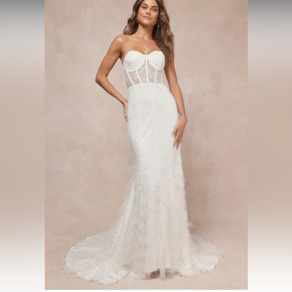 Elegant Bridal Strapless Feathered White Gown with Train